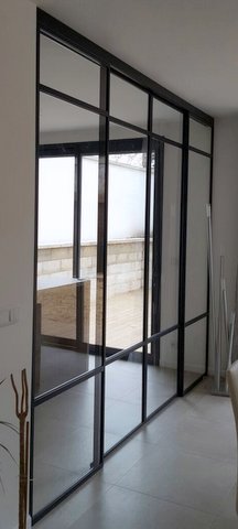 Porte coulissante dans la cloison